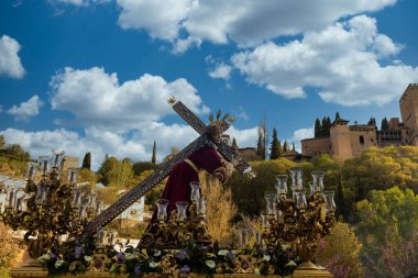 Granada 'da Alhambra' nın yanındaki kutsal hafta geçidi. Tatillerde İspanya 'da turizmin tadını çıkarmak için..