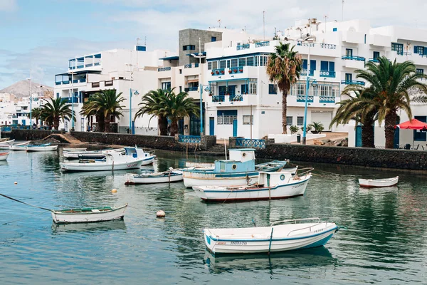 Vissershaven in spanje. reizen, zee en zomer toerisme op vakantie. Vissersdorp met aangemeerde boten. — Stockfoto