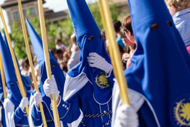 İspanya, Endülüs 'te kutsal hafta geçidi. Maske takan tanınmayan biri..