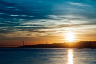 Lizbon şehrindeki bir köprünün görüntüsü, Portekiz 'de, gün batımında.
