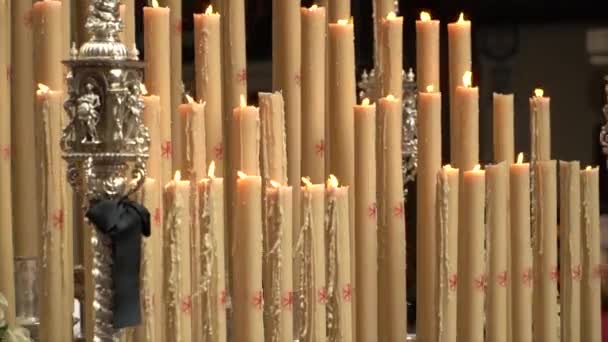 Velas da virgem acesas em uma procissão de semana santa em granada — Vídeo de Stock