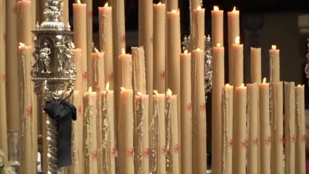 svíčky panny zapálené ve svatém týdnu procesí v Granadě
