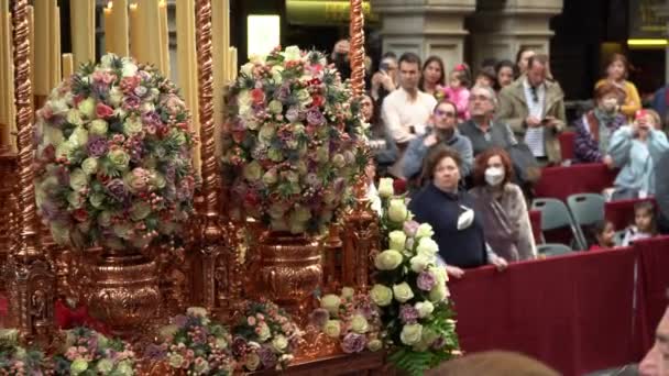 Granada Spagna, 13 aprile 2022. Scultura della Vergine Maria a lume di candela su un paso de palio che processioni per le strade di Granada e altre città della Spagna durante la Settimana Santa. — Video Stock