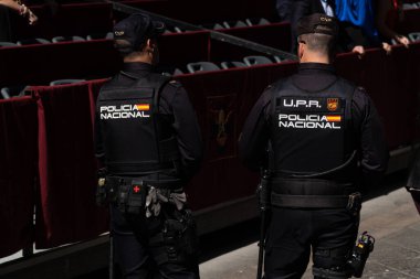 Granada İspanya, 17 Nisan 2022. İki polis memuru bir olayda kamu düzenini korurken birlikte yürüyorlar..