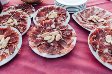 Lezzetli serrano jambon aperatifi bir parti büfesinde tabakta servis ediliyor..