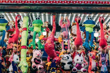 Teddy 'ler lunaparktaki panayır yerinde takılıyorlar. Eğlence ve eğlence konsepti.