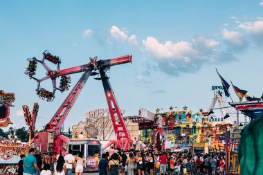 Granada, İspanya, 16 Haziran 2022: İnsanlar lunaparkta günün tadını çıkarıyor. Eğlence, tatil ve eğlence konsepti.