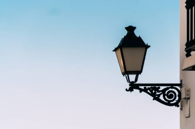 Açık hava binasının duvarındaki eski klasik sokak lambasının yakın görüntüsü. Aydınlanma kavramı.