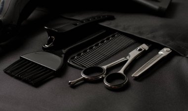 Profesyonel berber aletleri, cepte, siyah stilist önlük, yatay, insan yok.,