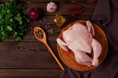 Kesme tahtasında çiğ tavuk leşi, yemek malzemeleri, üst görüş, ahşap masa, yatay, insan yok.,