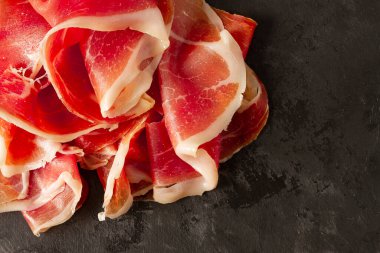 Dilimlenmiş Prosciutto Parma, İtalyan lezzeti, üst manzara, yatay, insan yok.,