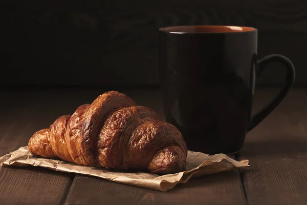 Pasticcini Croissant Tavolo Legno Marrone Con Una Tazza Caffè Colazione — Foto Stock