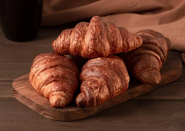 Gebäck Croissants Auf Einem Braunen Holztisch Frühstück Keine Personen Rustikaler — Stockfoto
