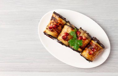 Gürcü mutfağı, fındık dolgulu patlıcan ruloları ve baharatlar, ahşap bir masada, yatay, insan yok.,