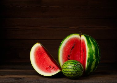 Mini karpuz, küçük, büyük kesikli, ahşap bir masada, insan yok., 