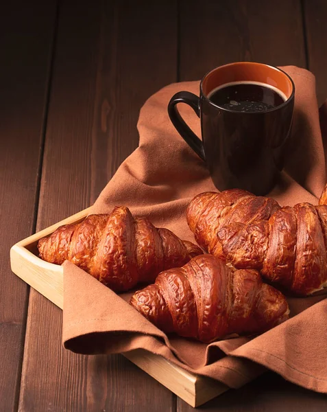 Pastéis Croissants Uma Mesa Madeira Marrom Com Uma Xícara Café — Fotografia de Stock