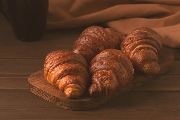 Pastéis Croissants Uma Mesa Madeira Marrom Com Uma Xícara Café — Fotografia de Stock