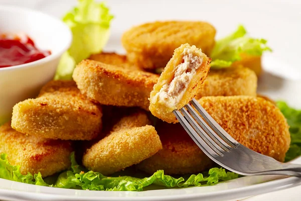 Nuggets Pechuga Pollo Frito Hojas Lechuga Con Salsa Tomate Horizontal —  Fotos de Stock
