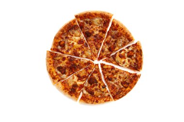 Pizza, üst manzara, barbekü tavuğu, mozzarella, kızarmış sarımsak ve marinara sosu, yatay, beyaz arka planda.,