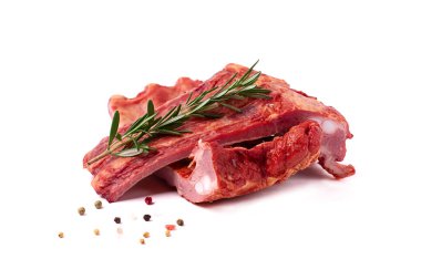 Beyaz arka planda füme domuz kaburgası, yakın plan, yatay, insan yok.,