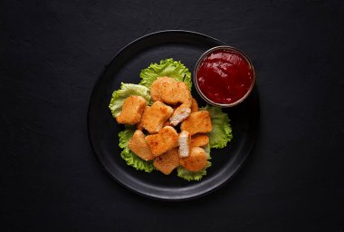 Kızarmış tavuk göğsü nugget, marul yaprakları, domates sosu, yatay, insan yok, seçici odaklanma,