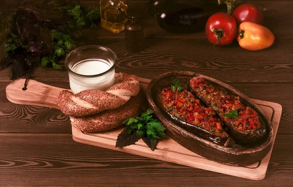 Turkse schotel, Imam Bayildy, gevulde aubergine, karnyaryk, zelf gemaakt, op een houten tafel, rustiek, geen volk, horizontaal, — Stockfoto
