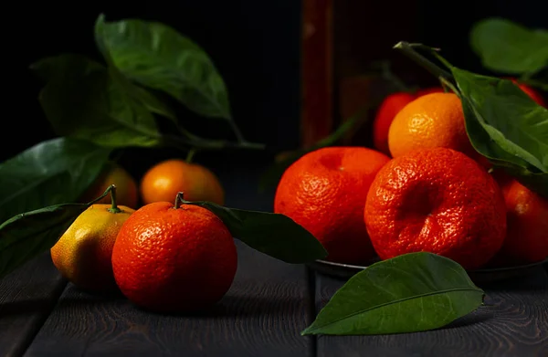 Tangerinas Frescas Com Folhas Close Uma Mesa Madeira Horizontal Sem — Fotografia de Stock