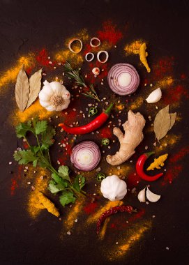 Baharat çeşitleri, konsept, yemek geçmişi, üst görünüm, siyah bir masa, tonlu, insan yok, yakın plan, set,