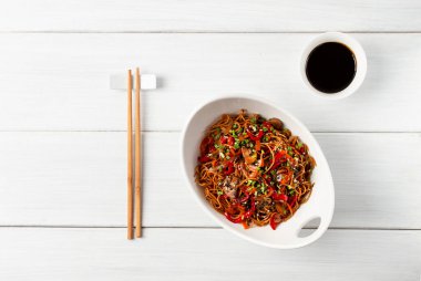 Mantarlı ve sebzeli Udon eriştesi, soslu, susamlı, Asya vejetaryen yemeği, yatay, insan yok.,