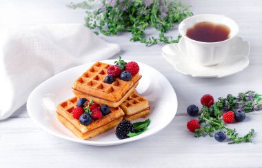 Viyana waffle 'ı, böğürtlenli, beyaz bir masada, kahvaltı, insan yok, yatay,