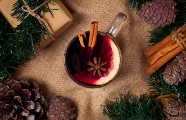 Sıcak içecek sıcak şarap, üst düzey Noel arkaplanı, yeni yıl, duvar kağıdı, insan yok, tonlanmış. Yüksek kalite fotoğraf