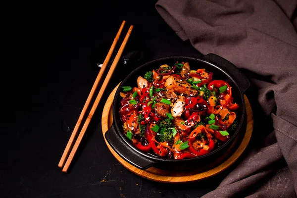 Kuchnia Azjatycka Teriyaki Mięso Warzywami Żeliwnej Patelni Zbliżenie Bez Ludzi — Zdjęcie stockowe