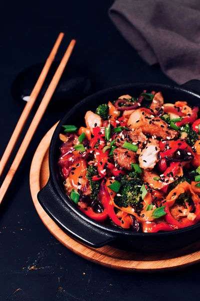 Asian Cuisine Teriyaki Meat Vegetables Cast Iron Frying Pan Close — Stock Photo, Image