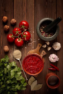 Gürcistan mutfağı, domates sosu Satsebeli, ahşap masa, üst manzara, klasik tarz, insan yok.,