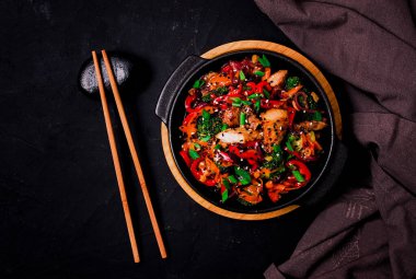 Asya mutfağı, sebzeli teriyaki eti, dökme demir tavada, yakın plan, insan yok.,