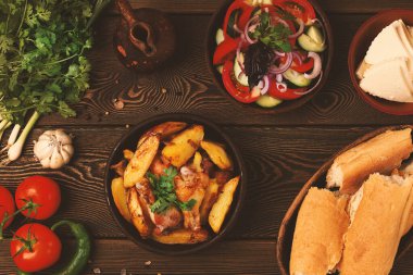 Tavuklu patates, kil tavada kızarmış yemek, ketsi, Ojakhuri, Gürcistan mutfağı, köy usulü.,