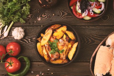 Tavuklu patates, kil tavada kızarmış yemek, ketsi, Ojakhuri, Gürcistan mutfağı, köy usulü.,