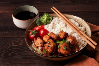 Geleneksel Asya mutfağı, kızarmış tavuk Teriyaki, yanında meze, pirinç ve sebze, üst manzara, insan yok.,