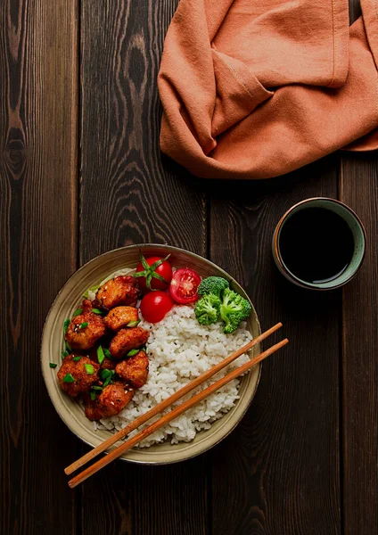 Azjatycka Tradycyjna Kuchnia Smażony Kurczak Teriyaki Przystawką Ryż Warzywa Widok — Zdjęcie stockowe