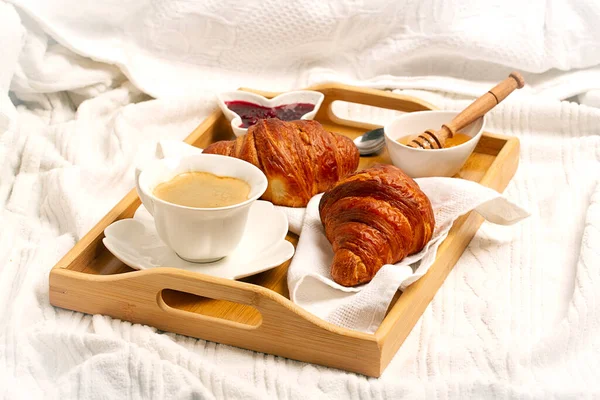 Colazione con croissant e una tazza di caffè, a letto, mattina, senza persone, tonica, — Foto Stock