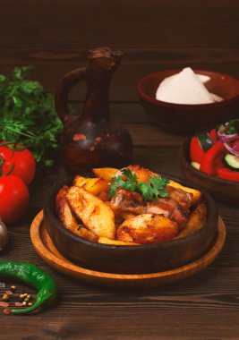 Tavuklu patates, kil tavada kızarmış yemek, ketsi, Ojakhuri, Gürcistan mutfağı, köy usulü.,