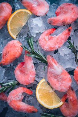 Kaynamış karides, buz küplerinde, yakın çekim, üst manzara, deniz ürünleri, pişirilmemiş, insan yok.,