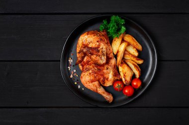 Tütün tavuğu, Gürcistan yemeği, siyah ahşap bir masa, üst manzara, yatay, insan yok. Yüksek kalite fotoğraf