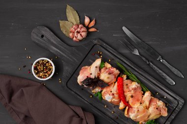 Çiğ tavuk lokantası, baharatlı, gri ahşap bir masada, manzaralı, kır tarzı, insan yok. Yüksek kalite fotoğraf