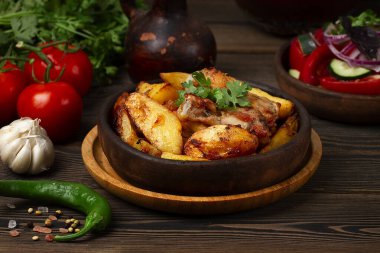 Tavuklu patates, kil tavada kızarmış yemek ketsi, Ojakhuri, Gürcü mutfağı, kırsal tarzda. Yüksek kalite fotoğraf