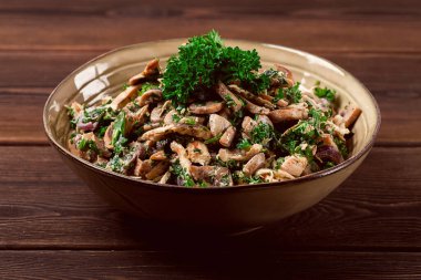 Tavuk ve mantar salatası, beyaz sosla tatlandırılmış, yakın plan, ahşap bir masada, ahşap bir stil.,