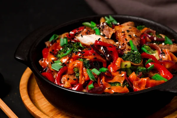 Asian Cuisine Teriyaki Meat Vegetables Cast Iron Frying Pan Close — Stock Photo, Image