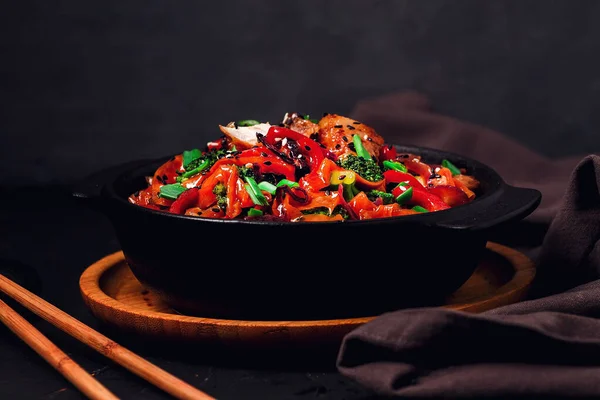 Asian Cuisine Teriyaki Meat Vegetables Cast Iron Frying Pan Close — Stock Photo, Image