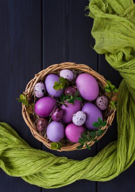 Paskalya yumurtaları, mor ve leylak, gri ahşap bir masada, Paskalya kartı, afiş, seçici odak, yatay