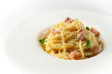 Geleneksel İtalyan yemeği spagetti carbonara, ev yapımı, insan yok.,